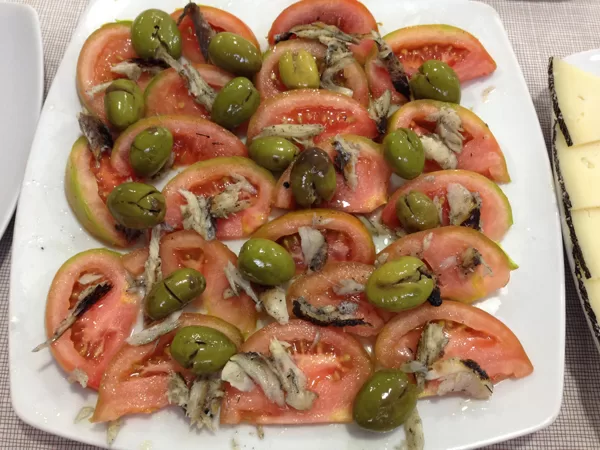 ensalda con tomates y aceitunas de la tierra