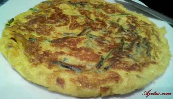 tortilla de espárragos cin huevos de casa y espárragos silvestres