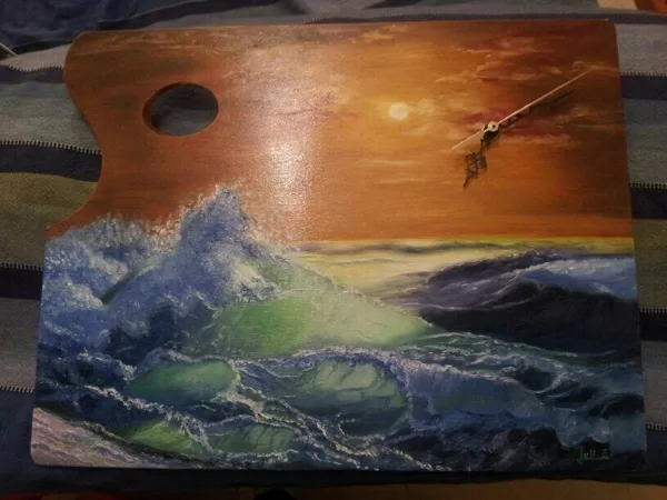 RELOJ DE PARED ELABORADO EN PALETA DE PINTOR PINTADA AL ÓELO.