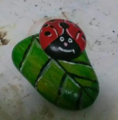 SUJETA PAPELES. PIEDRA DE RÍO PINTADA AL OLEO