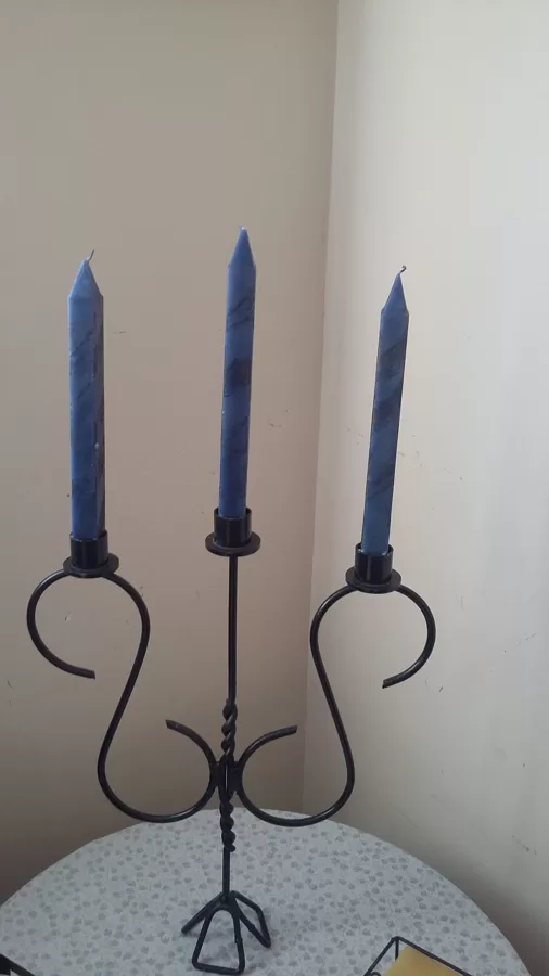 CANDELABRO DE HIERRO HECHO DE FORMA ARTESANAL