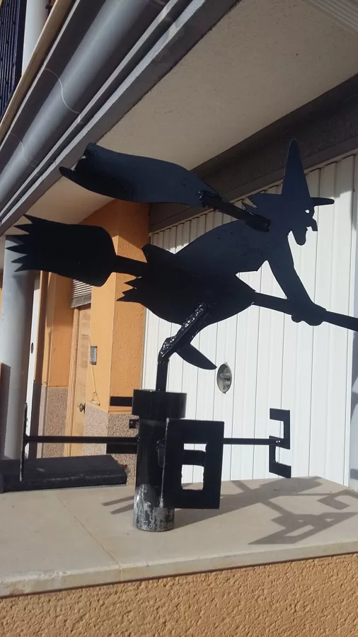 VELETA BRUJA. HECHA CON HIERRO DE FORMA ARTESANAL