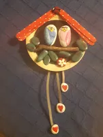 Ficticio reloj de Cuco elaborado con piedras naturales y pintado al óleo