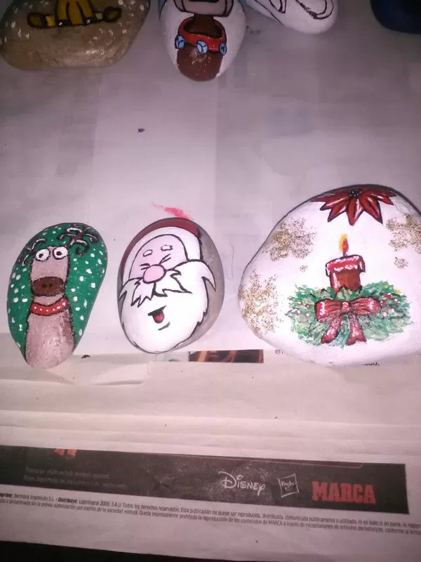 PIEDRAS DE RÍO PINTADAS AL ÓLEO CON MOTIVOS NAVIDEÑOS